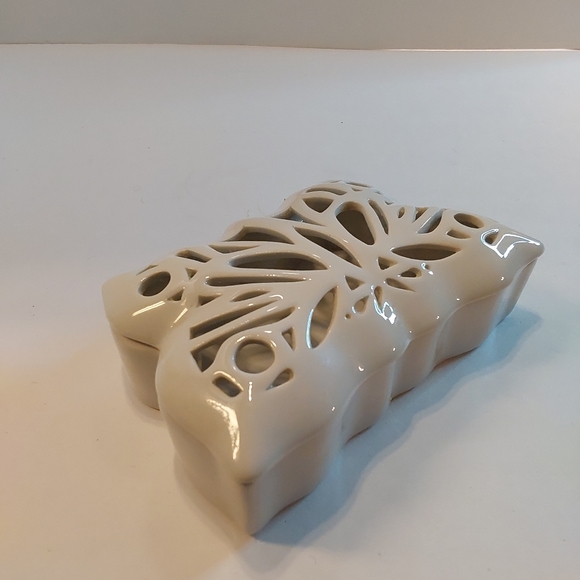 Pacific Rim Porcelain Butterfly Design Lidded Trinket Dish - Picture 2 of 10